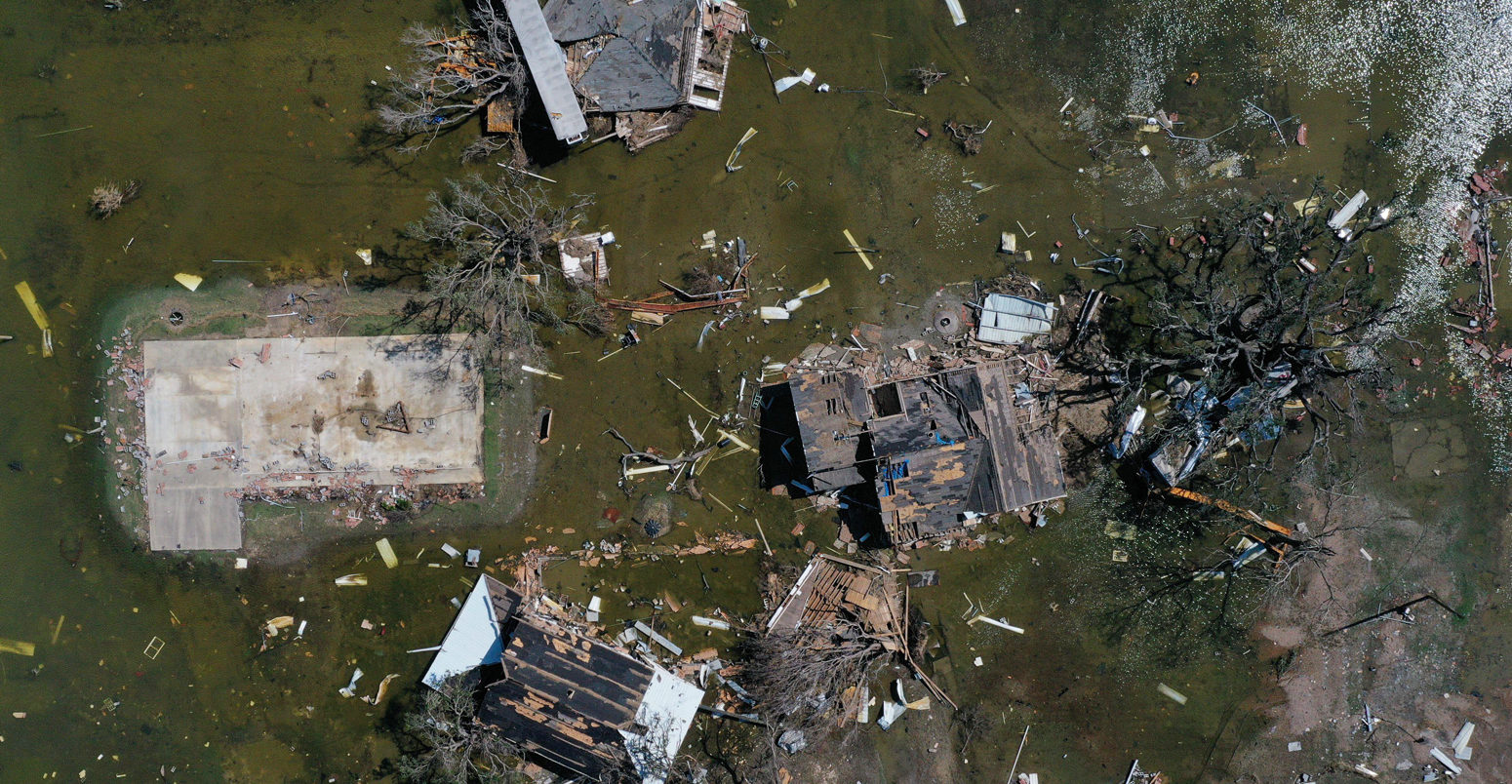 家庭和企业被飓风摧毁劳拉被洪水包围在飓风后三角洲在路易斯安那州,美国,2020年