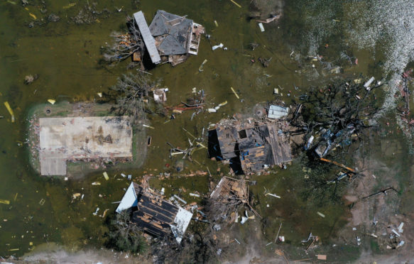 家庭和企业被飓风摧毁劳拉被洪水包围在飓风后三角洲在路易斯安那州,美国,2020年