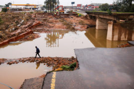德班附近洪水引起的损坏的桥,南非,2022年4月16日。来源:路透社除股票j4km20照片。2