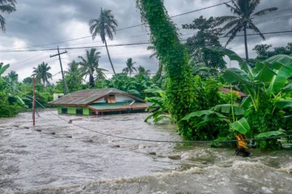水位上升，淹没房屋，因为大雨造成菲律宾的重大洪水