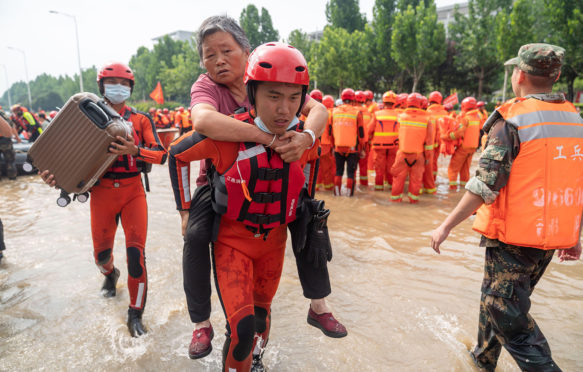 人们疏散在郑州大雨之后,河南,中国,2021年7月22日。来源:新华社除股票g8r652照片。2