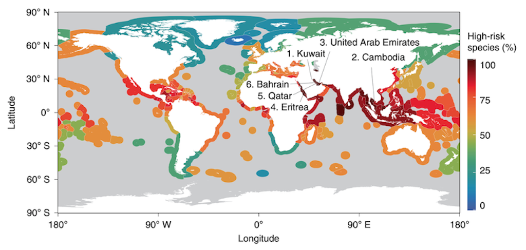 地图的比例捕捞物种风险(高或关键)下ssp5 - 8.5到2100年。