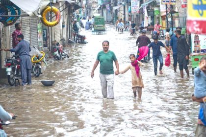 淹没在Badami路花园蔬菜市场后沉重的季风在拉合尔,巴基斯坦,2022年7月14日。来源:路透社除股票的照片。
