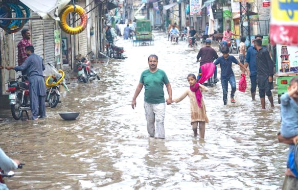 淹没在Badami路花园蔬菜市场后沉重的季风在拉合尔,巴基斯坦,2022年7月14日。来源:路透社除股票的照片。