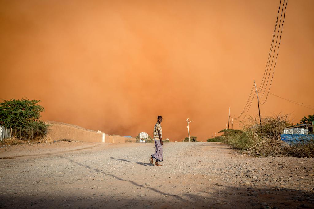 一个人走在前面Dollow沙尘暴,Jubaland,索马里,2022年4月14日。