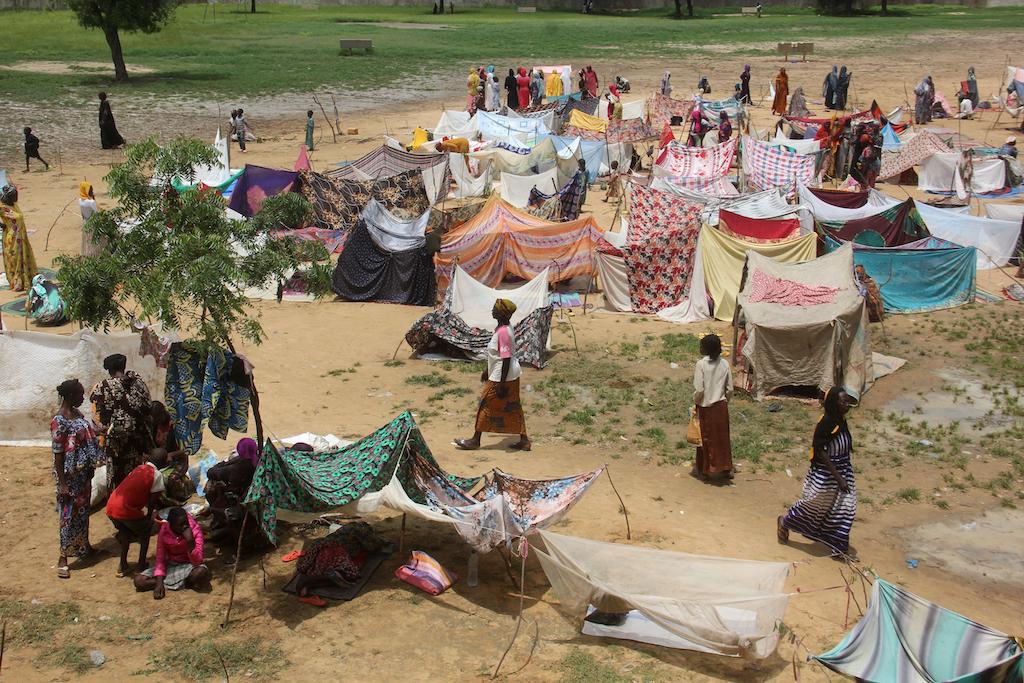 洪水受害者在一个校园,他们设立了临时避难所避难在恩贾梅纳暴雨之后,乍得,2 2022年9月。