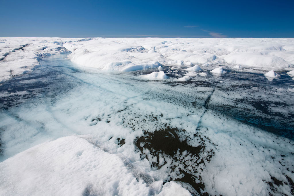 在格陵兰冰盖融水,北部的伊卢利萨特。