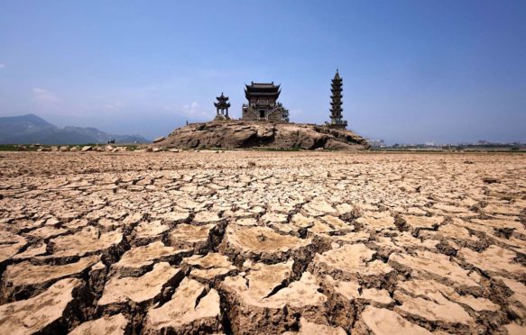 宝塔Luoxingdun岛上,通常保持部分淹没在鄱阳湖的水庐山,江西,中国,2022年8月24日。