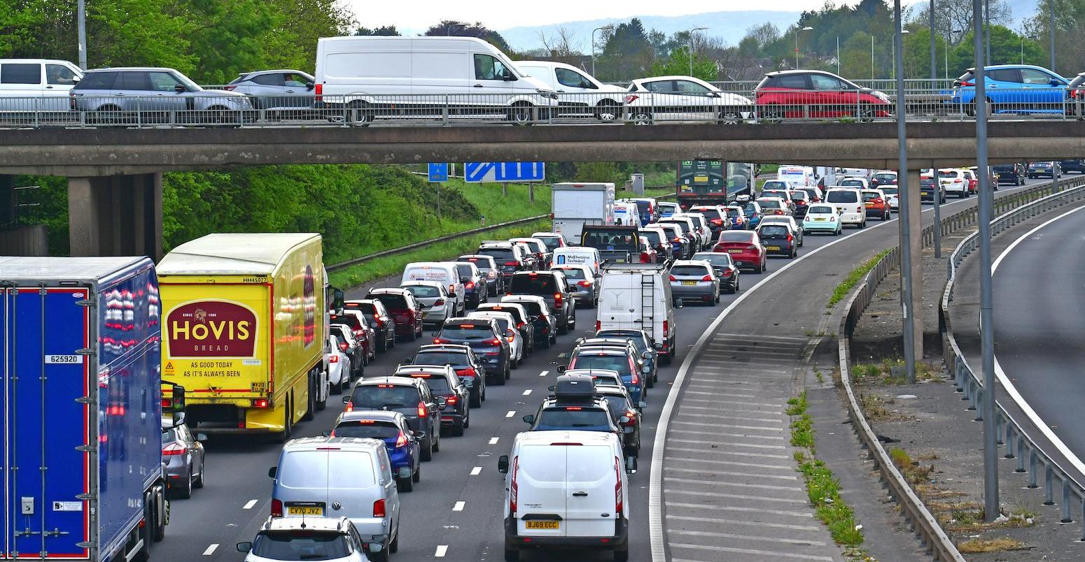 在英国北萨默塞特,拥挤的交通陷于停顿。