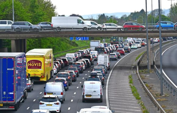 在英国北萨默塞特,拥挤的交通陷于停顿。