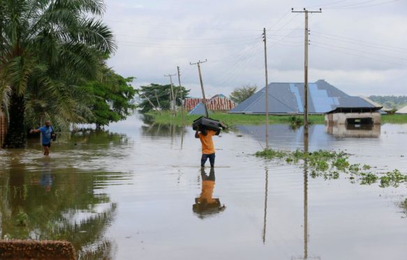 一个人在洪水在尼日利亚。