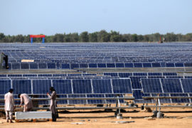 在巴基斯坦工人安装太阳能光伏板。