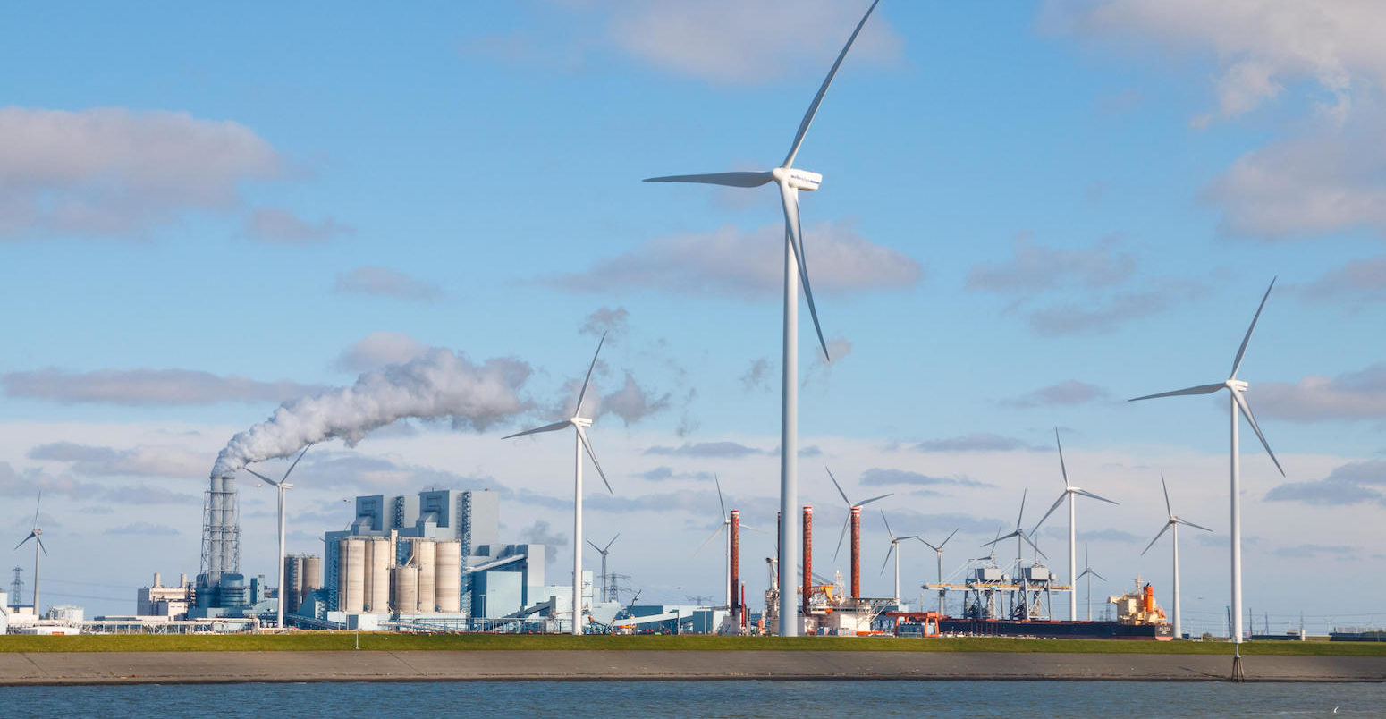 煤电厂和风能在格罗宁根Eemshaven必威体育在线注册海港,荷兰。
