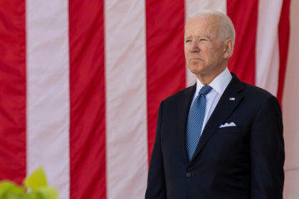 美国总统乔•拜登(Joe Biden)站在前面的美国国旗