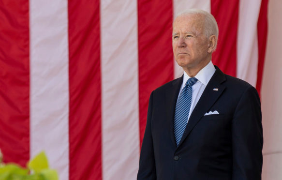 美国总统乔•拜登(Joe Biden)站在前面的美国国旗
