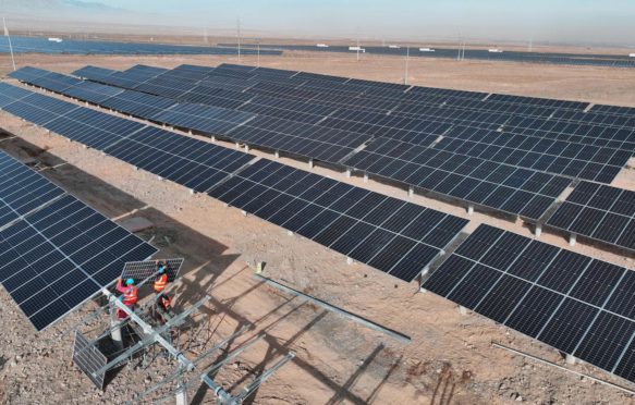 安装光伏电池板在Zhangye太阳能发电项目,中国。