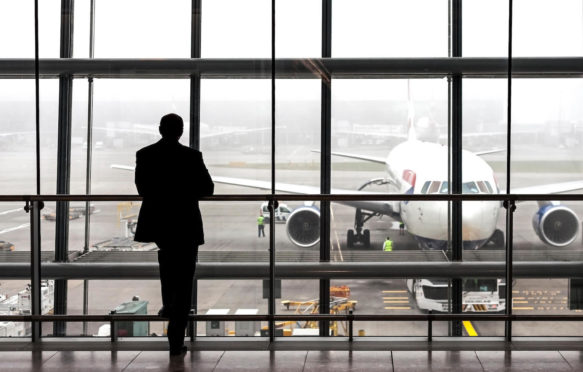 轮廓的乘客在希思罗机场等待飞机,伦敦,英国。