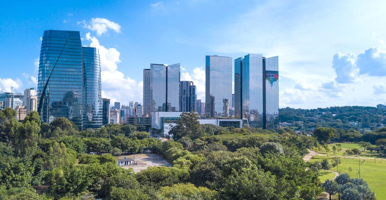 帕克·Povo公园和圣保罗城市天际线在一个阳光明媚的一天。信贷:Paralaxis除股票的照片。