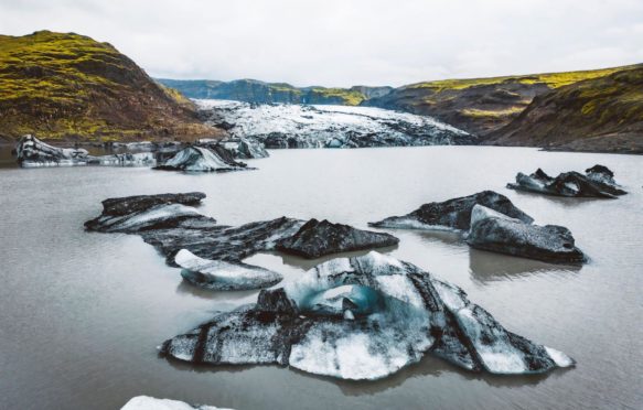 冰融化的冰川湖,冰岛。