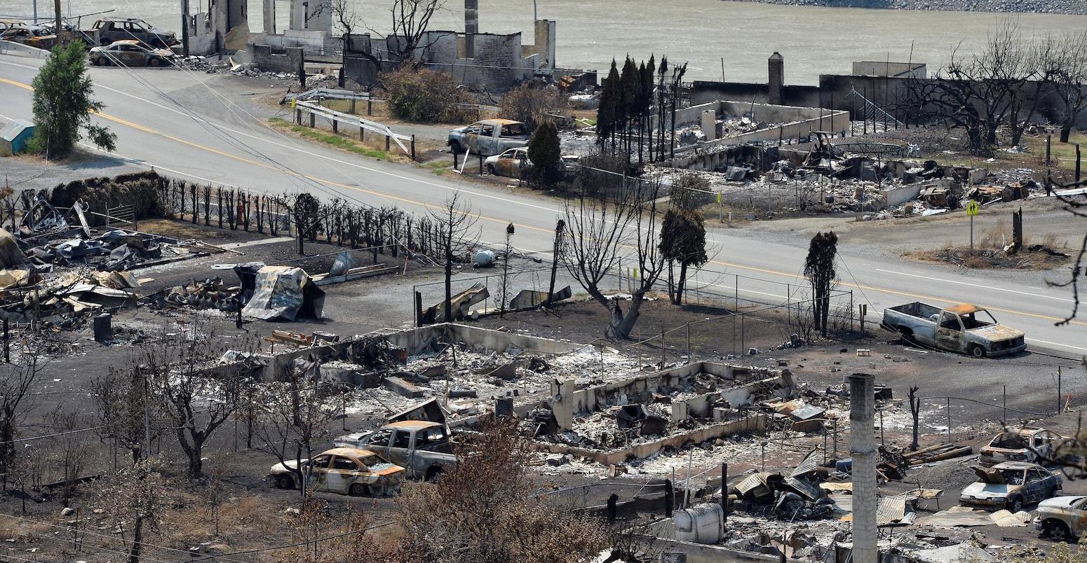 建筑物的烧焦的残骸被野火在利顿,加拿大。
