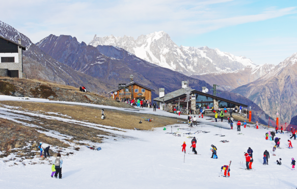 极端缺乏雪冬季运动在La Thuile滑雪胜地,意大利。