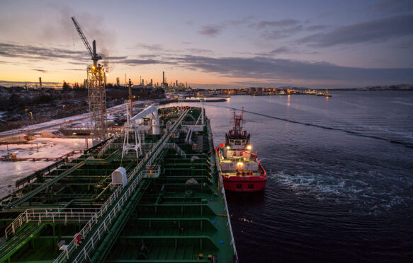 一艘油轮停泊在Mongstad石油终端和炼油厂在挪威。信贷:Ola摩恩除股票的照片。D1AJ6D