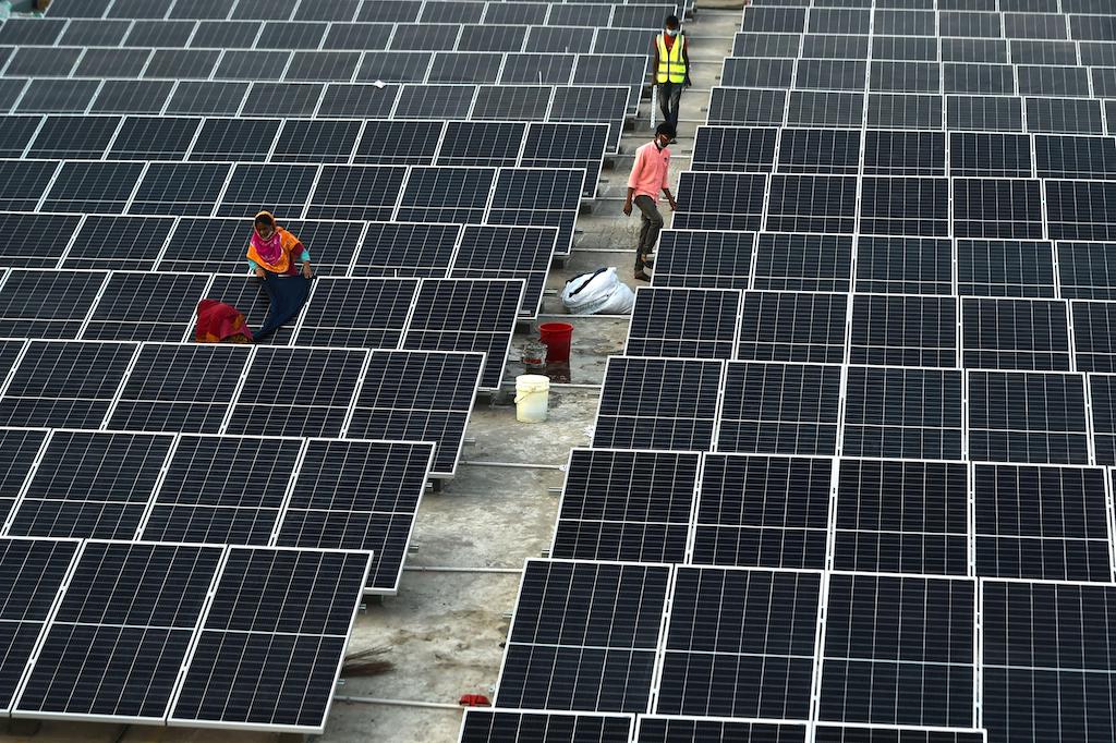 技术人员在加兹浦尔太阳能电池板安装在一个厂房的郊区的首都达卡,孟加拉国在2021年1月3日。