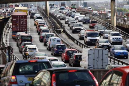 M8高速公路上的交通堵塞和金斯顿桥方法道路在格拉斯哥市中心,苏格兰,英国。
