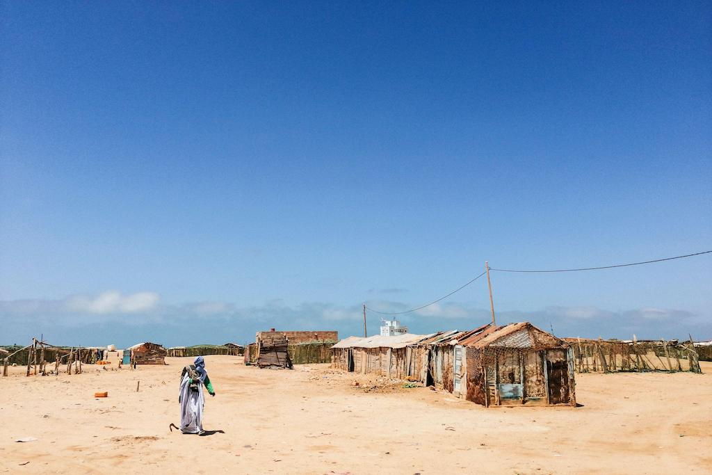 个人见旁边一排小屋在d 'Arguin国家公园,银Nouamghar,毛里塔尼亚。