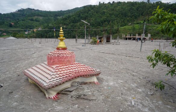 的遗体Melamchi淹没寺庙,尼泊尔在2021年6月18日。