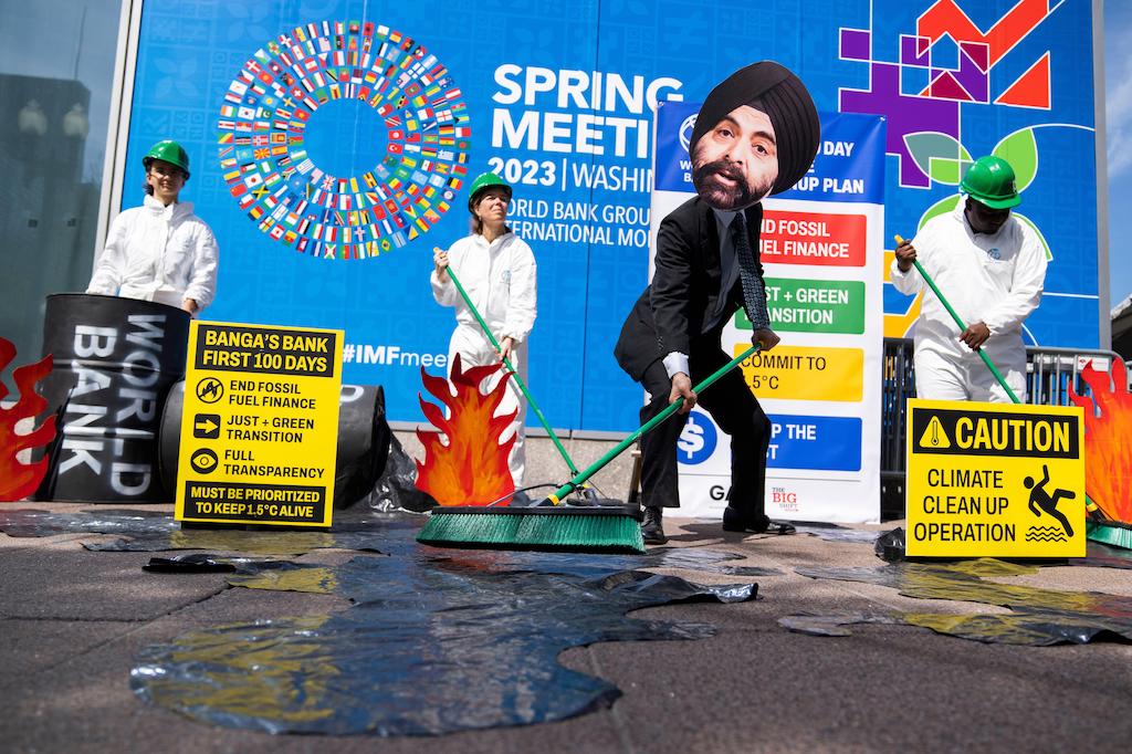 积极描绘的世界银行行长Ajay Banga假装清理石油在19街和宾夕法尼亚大道,NW,在世界银行集团和国际货币基金组织春季会议于2023年4月11日。