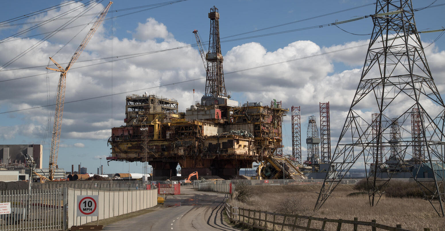 布伦特三角洲石油平台被拆除Seaton港口,英国,2018年4月5日。