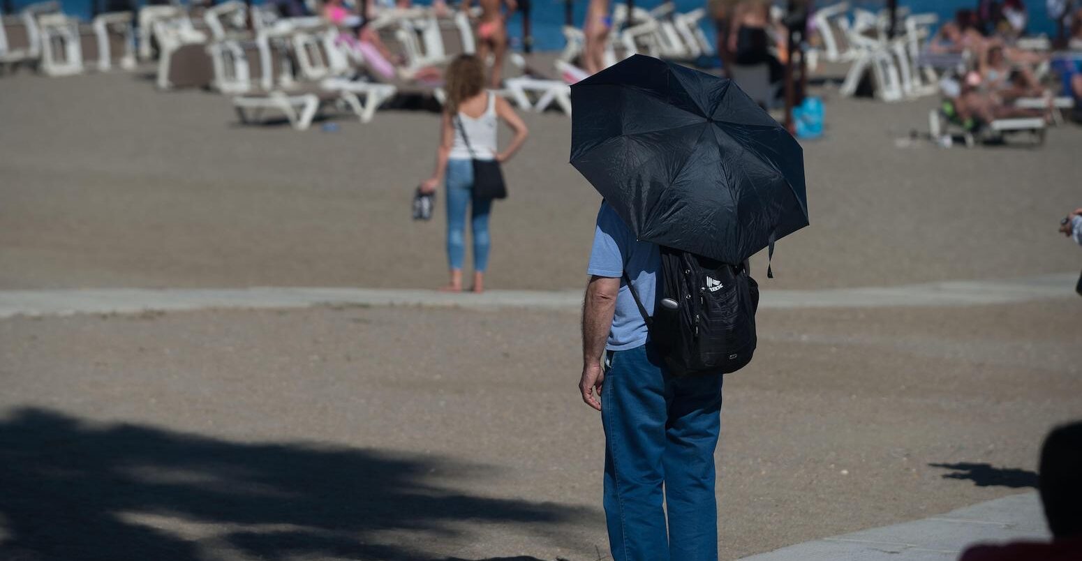 一个男人在空无一人的“La Malagueta海滩”在2023年4月26日一个不寻常的热浪。